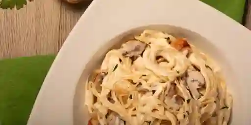 Pasta con Pollo y Chapiñones