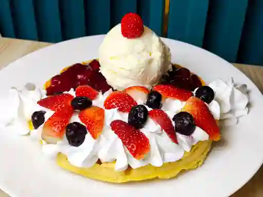Waffle O Crepe de Frutos Rojos con Helado