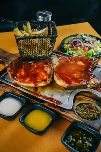 Chuleta de Cerdo Bañada en Salsa de Ciruela
