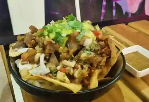 Chilaquiles en Salsa Roja Picante y Salsa Verde con Chicharron