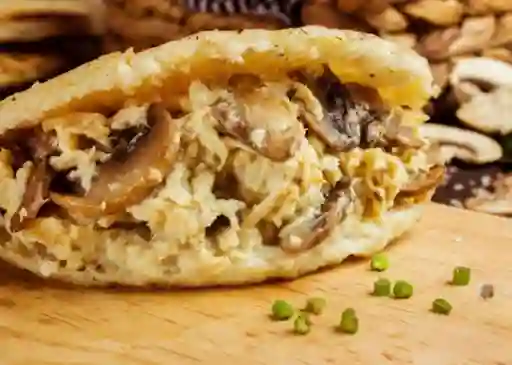 Arepa de Pollo con Champiñones
