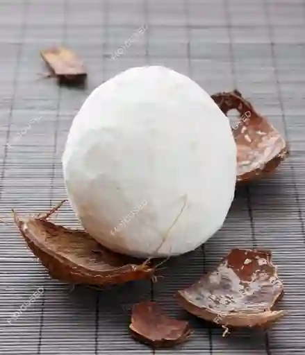 Coco Pelado Entero Con Agua