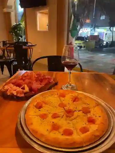Pizza Focaccia y Jamones