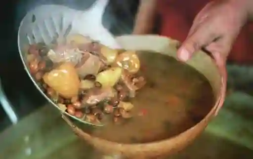 Totumazo Guandul con Carne Salada