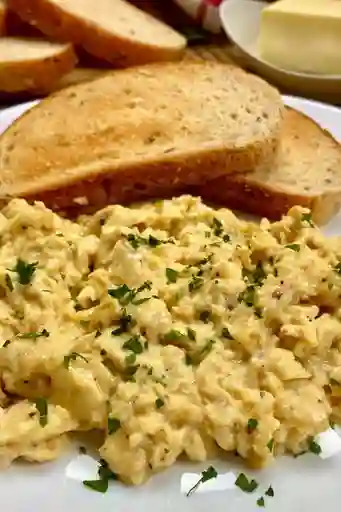 Huevos Revueltos con Pan