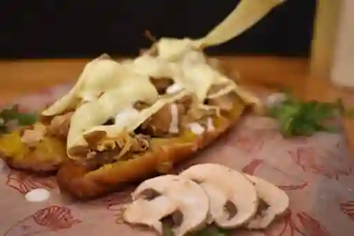 Maduro Carne, Chicharrón, Chorizo y Queso
