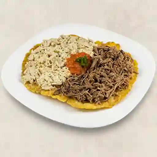 Patacón Mixto de Carne Mechada y Pollo