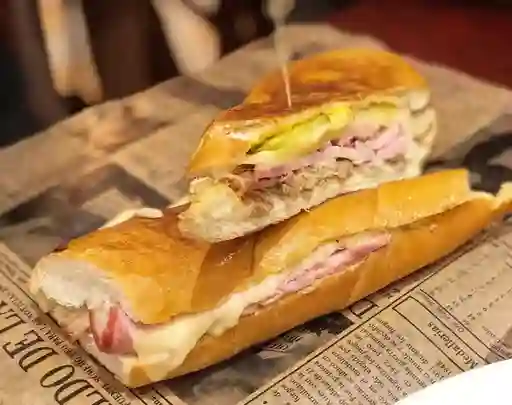 Sándwich Especial Jamón y Pollo