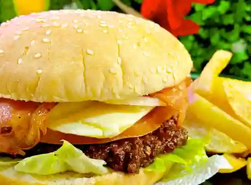 Hamburguesa Sencilla y Papas Fritas.
