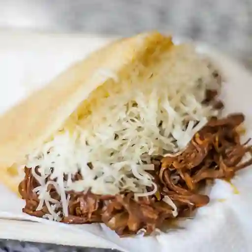 Arepa Desmechada con Papa