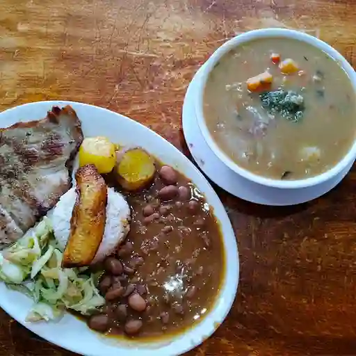 Lomo de Cerdo Frijol y Sopa