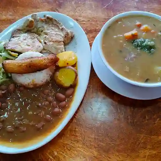 Pechuga con Frijol y Sopa
