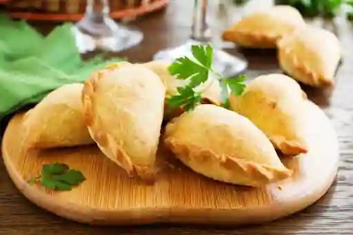 Empanada Mixta (carne y Pollo)