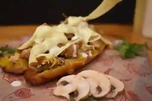 Maduro Pollo, Carne, Chicharrón y Queso