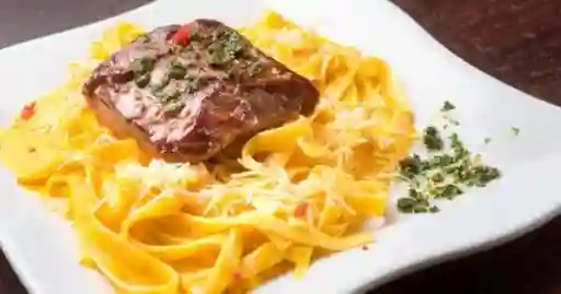 Tallarines a la Huancaína con Filete de Carne a la Parrilla