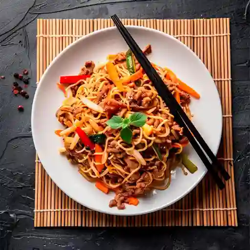 Espaguetis con Pollo Cerdo Camaron y Jamon
