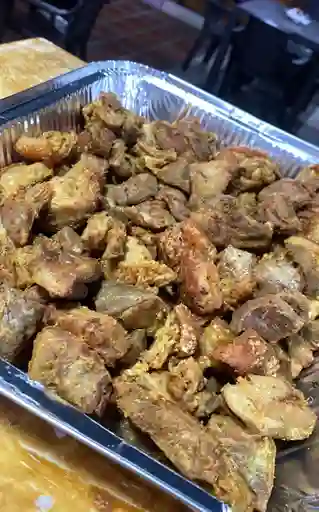 Picada de Chicharrón con Bollo