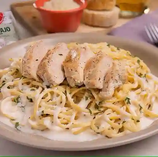 Pasta Alfredo con Pollo