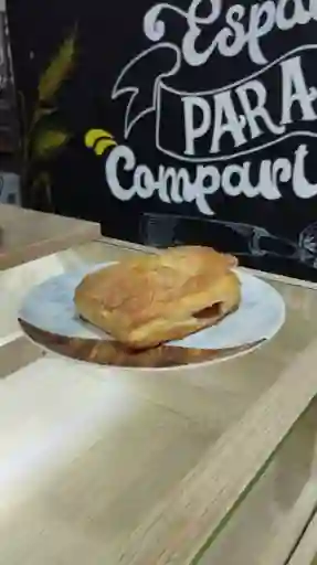 Pastel Hojaldrado Arequipe Queso