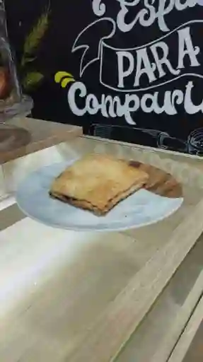Pastel Hojaldrado Arequipe Frutos Rojos