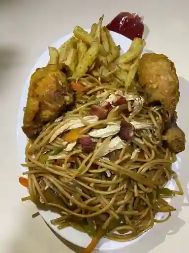 Pasta China Con 1/4 De Pollo Broaster