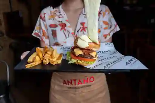 Hamburguesa la Propia y Papas