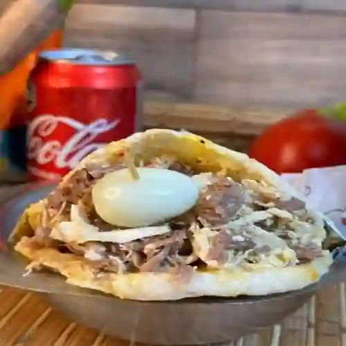 Arepa Rellena Mixta Carne y Pollo Queso Huevo de Codorniz