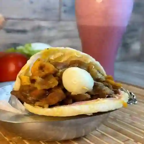 Arepa Rellena Chicharron y Platano Chicharron Platano Queso Jamo