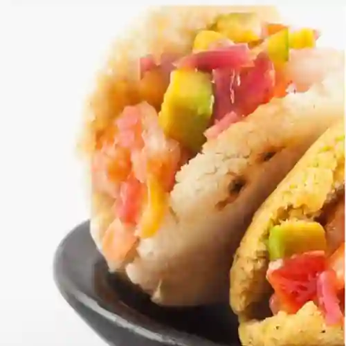 Arepa Napolitana Doble Queso Tomate en Rodajas Albahaca y Oregan
