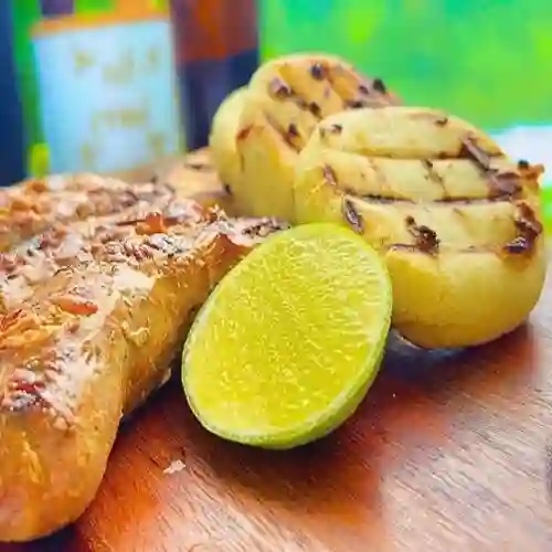 Chorizo con Arepa de Queso