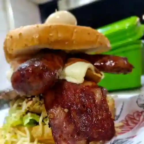 Hamburguesa Doble Carne Mixta Acompañado de Papas a la Francesa