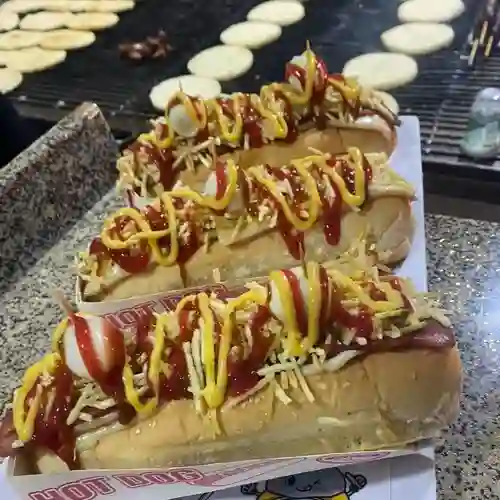 Perro Arepacho Acompañado de Papas a la Francesa 200 gr y Coca C
