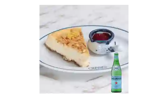 Combo Cheesecake de Frutos Rojos + Agua Mineral San Pellegrino