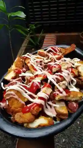 Salchipapa con Todo