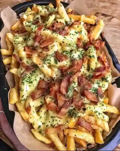Salchipapa con Tocineta