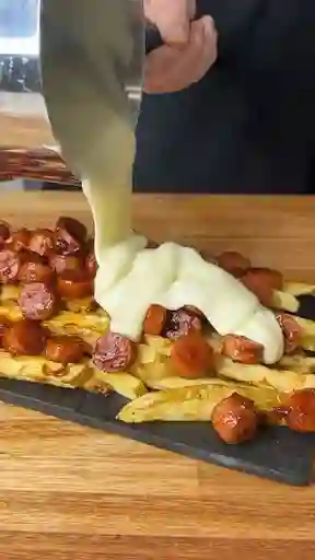 Salchipapa con Queso