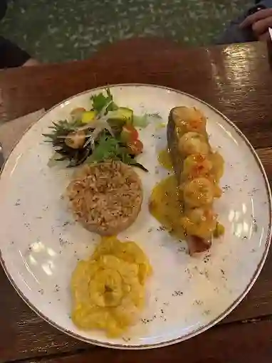 Salmón Al Curry con Camarones