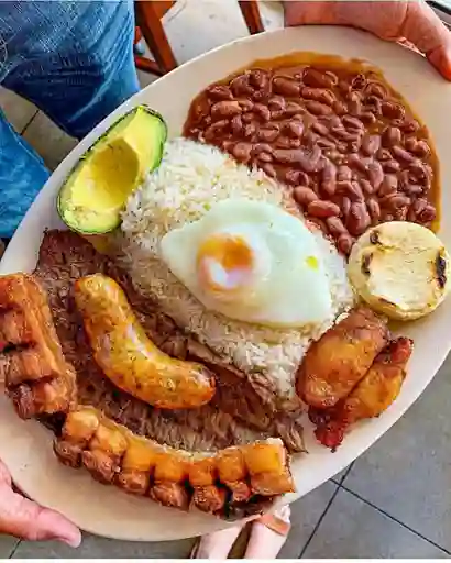 Almuerzo con Chicharrón