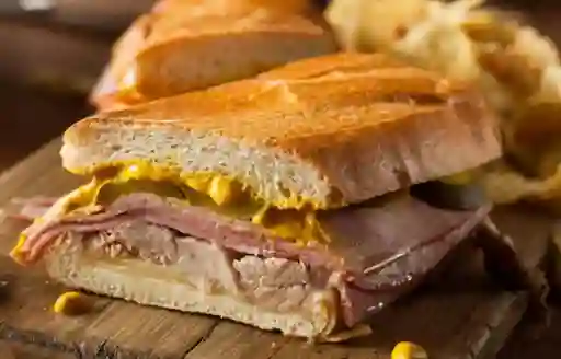 Sándwich Pollo Maíz Tocineta