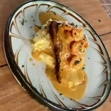Salmon en Salsa de Camarón