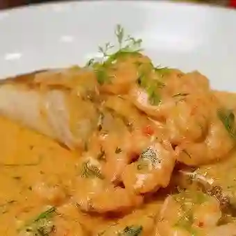 Robalo en Salsa de Camarón
