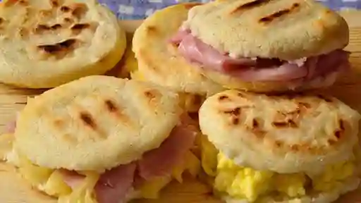 Doble Arepa, Queso, Jamón y Huevo