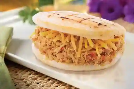 Arepa de Pollo Desmechado y Queso