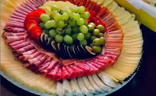 Tabla con Quesos, Serrano y Chorizo Español