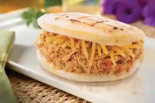Arepa de Pollo Desmechado y Queso