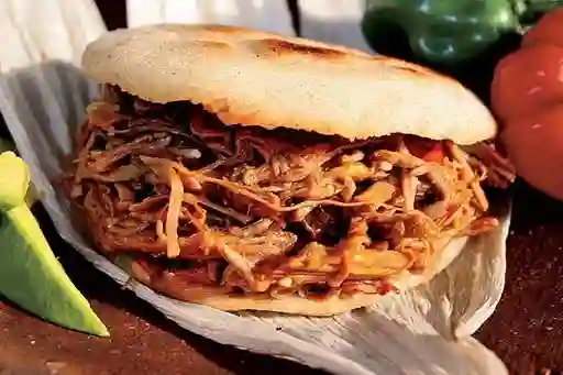 Combo Arepa Carne Desmechada y Queso