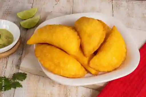 7 Empanadas Tradicionales más Dos Coca Colas 400 ml