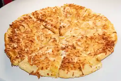 Pizza Hojaldrada Pollo en Salsa Bechamel y Jamón (8 Porciones)