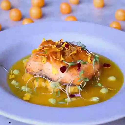 Salmón en Salsa de Uchuva y Ají Amarillo