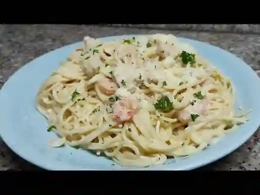 Pasta Carbonara con Pechuga y Camarones